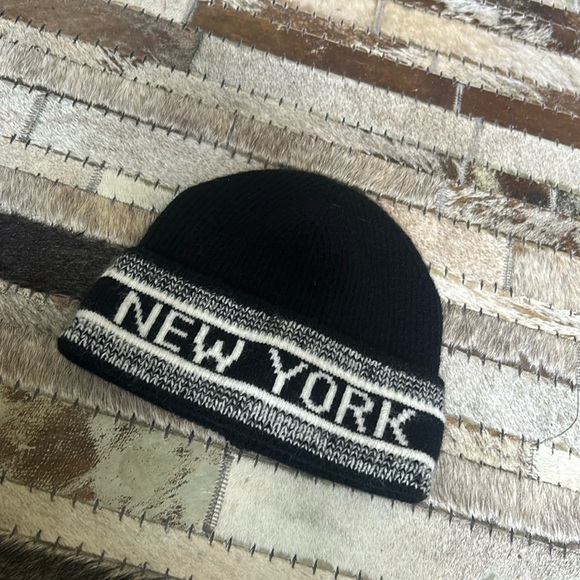 Robin Ruth‎ Black White “New York” Winter Hat